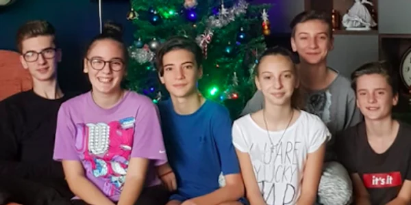 Fraţii Dascălu orfani din Constanţa cu bradul de Crăciun în casa lor nouă Foto arhivă personală