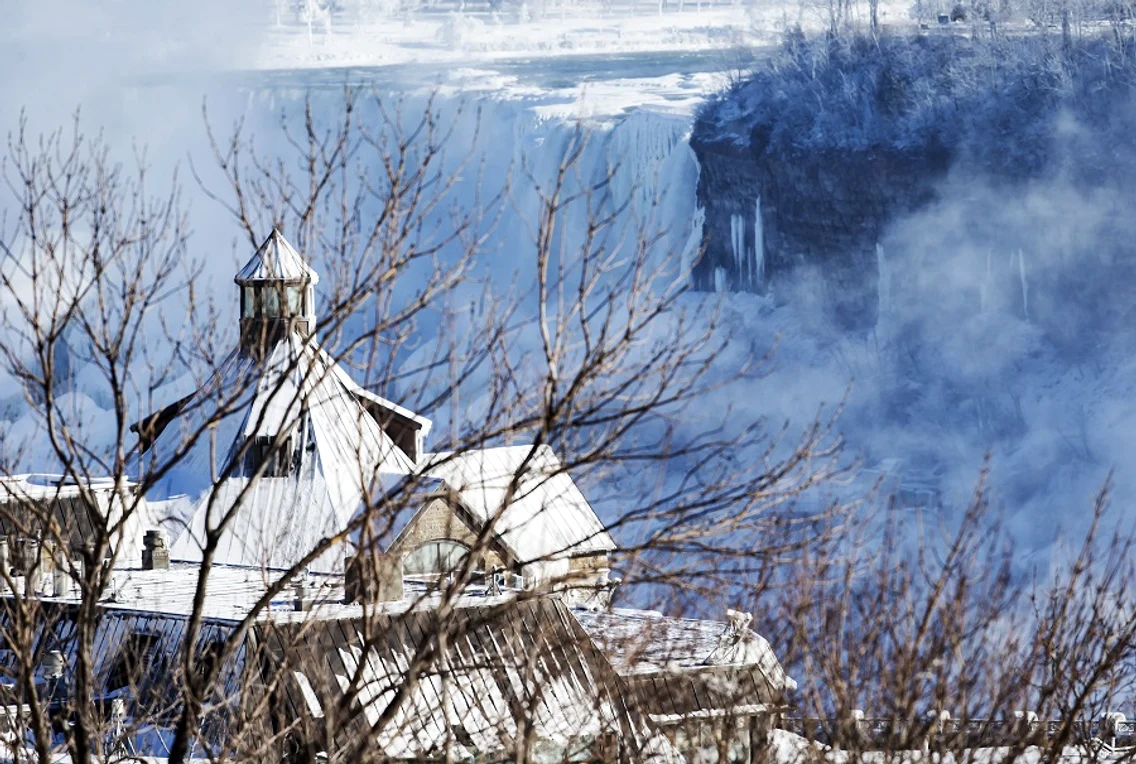 Temperaturile scăzute au provocat îngheţarea parţială, pe verticală, a cascadei Niagara jpeg