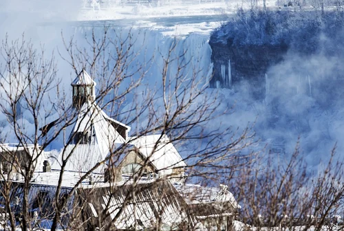 Temperaturile scăzute au provocat îngheţarea parţială, pe verticală, a cascadei Niagara jpeg