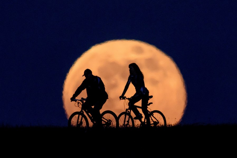 Spectacol fascinant pe cerul nopții, pe 29 septembrie. Cum ne afectează Luna Recoltei, ultima Superlună din 2023