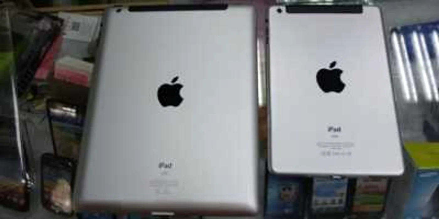 Un iPad normal lângă o machetă de iPad Mini. FOTO Cult Of Mac