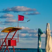Steagul rosu arborat pe plajă în Mamaia FOTO Shutterstock