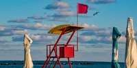 Steagul rosu arborat pe plajă în Mamaia FOTO Shutterstock