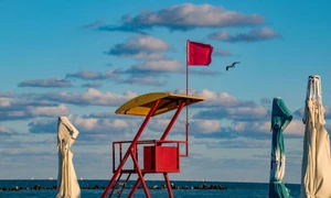 Steagul rosu arborat pe plajă în Mamaia FOTO Shutterstock