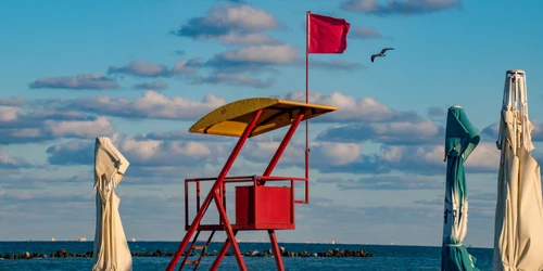 Steagul rosu arborat pe plajă în Mamaia FOTO Shutterstock