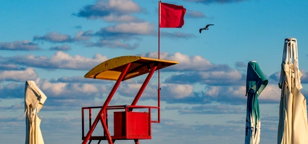 Steagul rosu arborat pe plajă în Mamaia FOTO Shutterstock