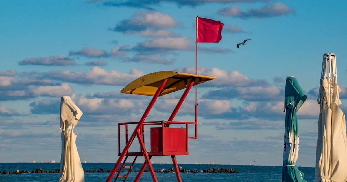 Turist inconștient scos din apă la Mamaia, în ciuda steagului roșu ridicat Turist inconștient scos din apă la Mamaia, în ciuda steagului roșu ridicat
