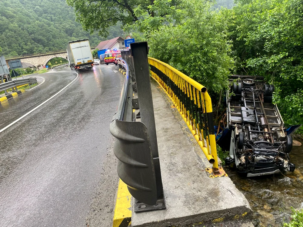 Un camion a căzut în albia unui pârâu pe Valea Oltului la granița dintre Sibiu și Vâlcea Foto IPJ SB