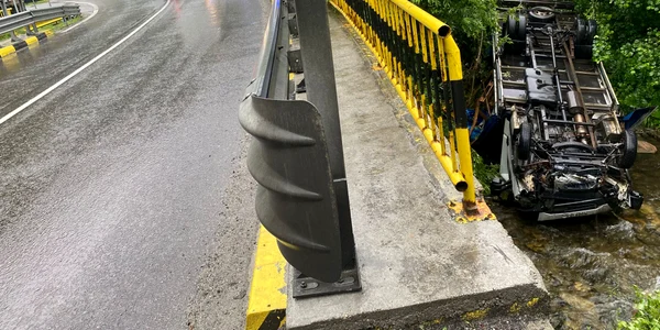 Un camion a căzut în albia unui pârâu pe Valea Oltului la granița dintre Sibiu și Vâlcea Foto IPJ Sibiu jpeg