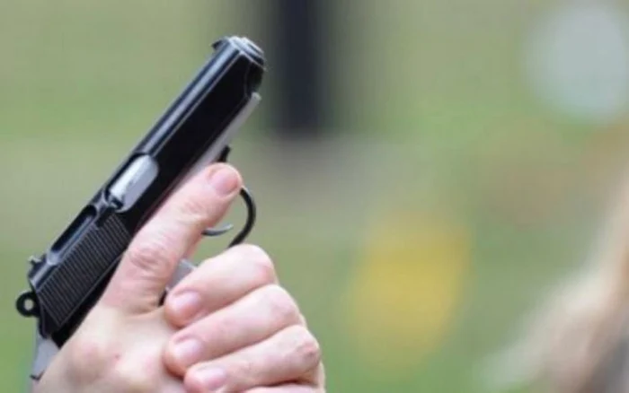 Un agent de pază a folosit arma pentru a calma un scandalagiu.