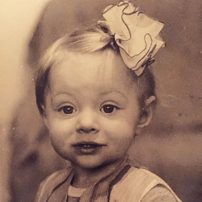 Aceasta este imaginea cu solista în vârstă de doar doi anişori