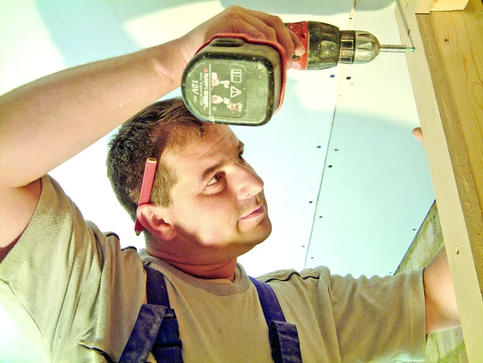 Plăteşti 24 de lei pe zi pentru o bormaşină şi 100 de lei pentru o maşină de tuns iarba