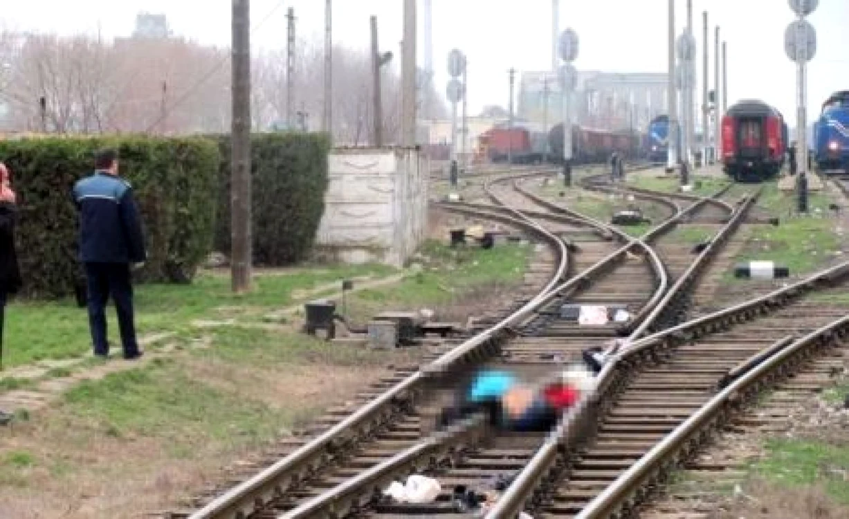 Bărbatul încerca să traverseze liniile de cale ferată când a fost surprins de tren FOTO Olimpia Man