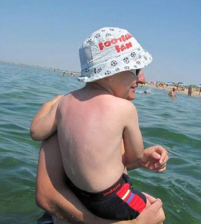 
    Cele mai bizare poziții în caresunt fotografiați oameniifoto: The Sun  