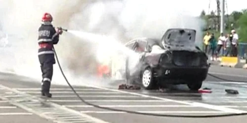 masina incendiata flacari pompieri 1