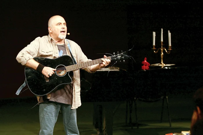 
    Eugen Cristea s-a apucat  serios de cântat. Ţine adevărate  show-uri cu muzică bună  în faţa unui public numeros  