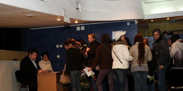 Femeile din Iaşi au făcut rând la banii Primăriei
