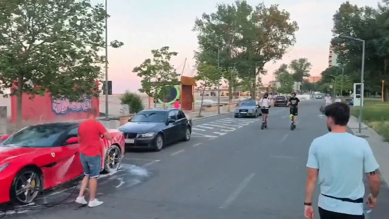 Imagini virale din Mamaia: bărbat surprins în timp ce își spală mașinile de lux pe faleză