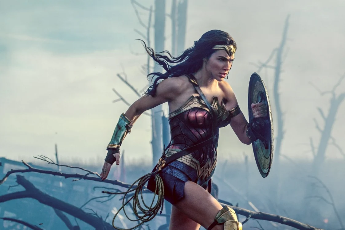 „Wonder Woman“, cu Gal Gadot în rolul principal, a adus încasări consistente pentru Warner Bros. FOTO cinemagia.ro