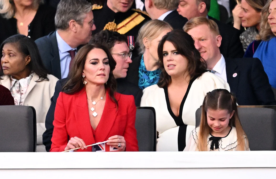 Prințesa Kate (stânga), Prințesa Eugenie în alb (mijloc), Prințesa Charlotte (dreapta)