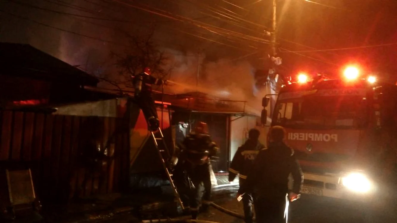 Incendiu puternic în sectorul 3! Au ars șase case, iar o persoană a fost rănităFoto: ISU