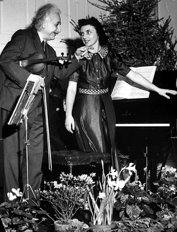 Albert Einstein dă un recital de vioară în 1941. (Hansel Mieth—The LIFE Picture Collection/Getty Images)