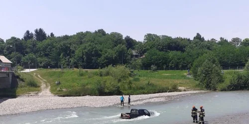 Maşina luată de ape în Prahova FOTO ISU