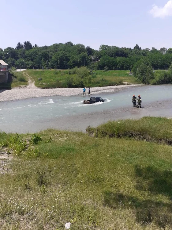 Camioneta a fost purtată de ape câteva zeci de metrii FOTO ISU Prahova