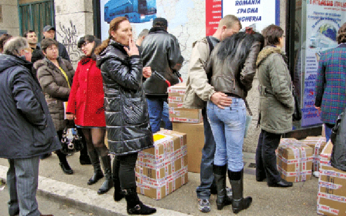 Cei care au trimis pachete acasă au aşteptat mai mult de o oră la rând 