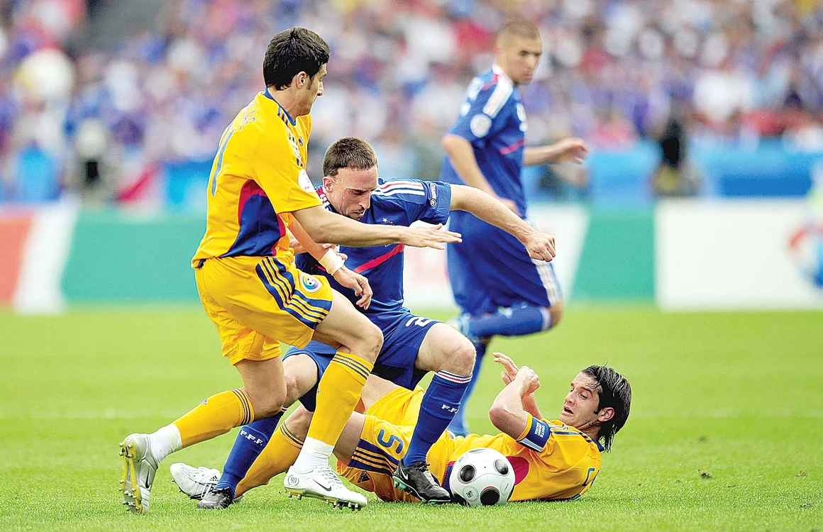 
    România a debutat  la Euro 2008 contra  Franţei într-un  meci încheiat 0-0  