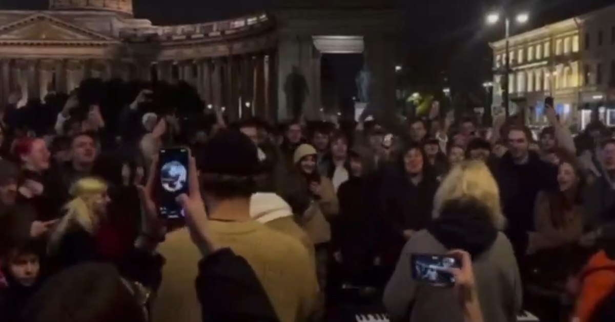 Protest la Sankt Petersburg: Tinerii cântă anti-război