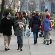 oameni pe strada