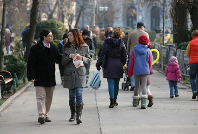 oameni pe strada