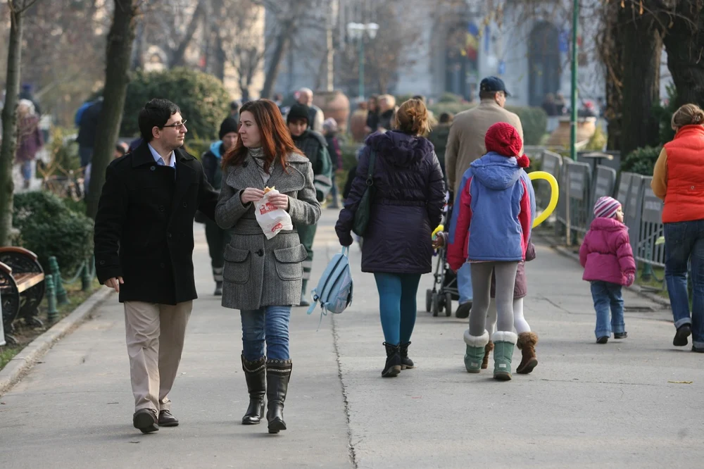 Corupția și creșterea prețurilor, principalele probleme de îngrijorare ale românilor. Cei mai mulți consideră că țara merge într-o direcție greșită