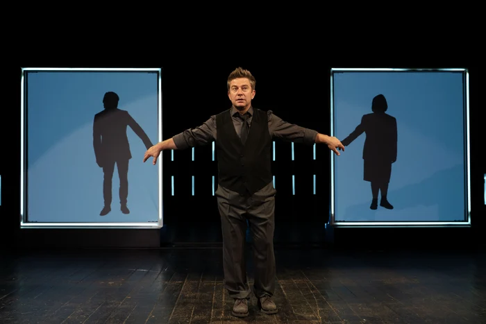 Pavel Bartoș în spectacolul „One man aproape show“