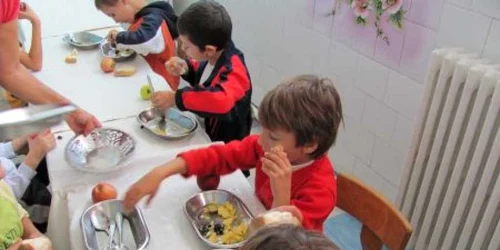 Copiii nu mănâncă aşa cum ar trebui pentru vârsta lor