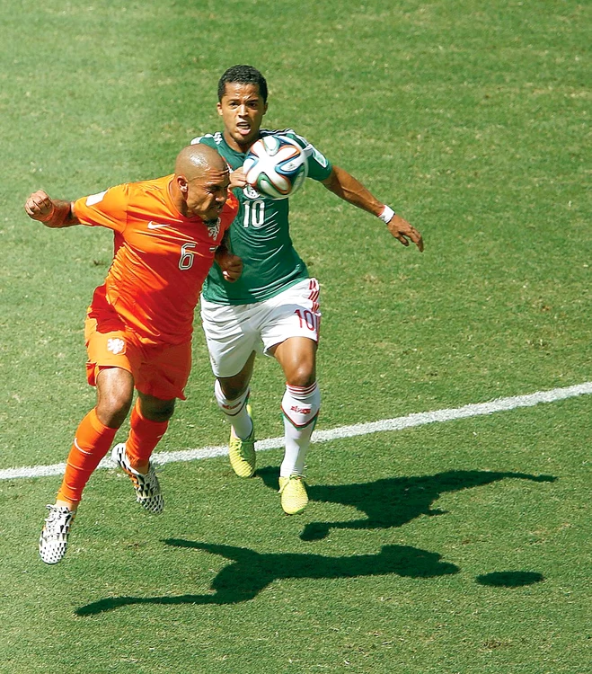 
    Dat accidentat, De Jong ar putea fi surpriza  pregătită de Van Gaal  