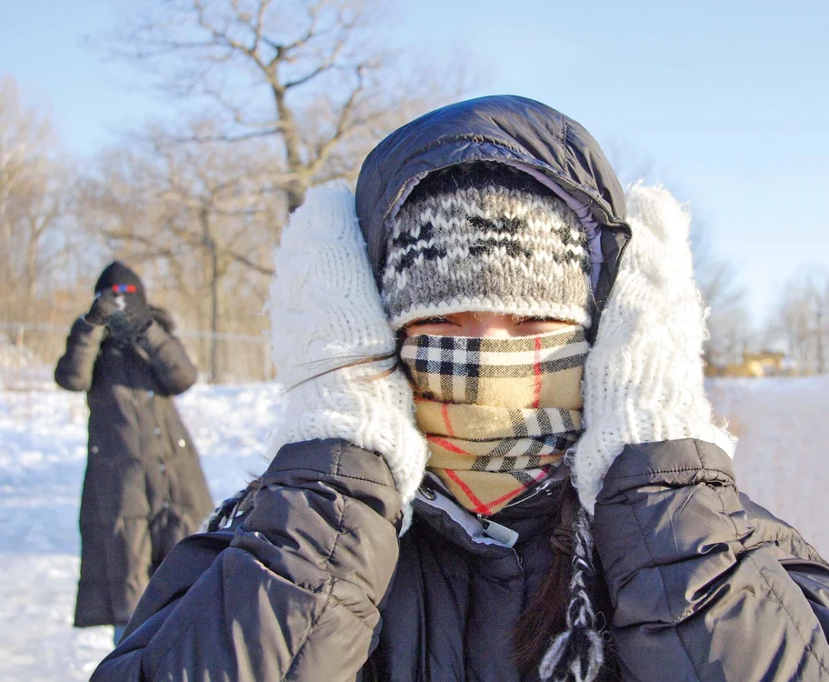
    Îmbrăcaţi-vă bine când  ieşiţi din casă, pentru  că meteorologii anunţă  că gerul va pune stăpânire  pe toată România  