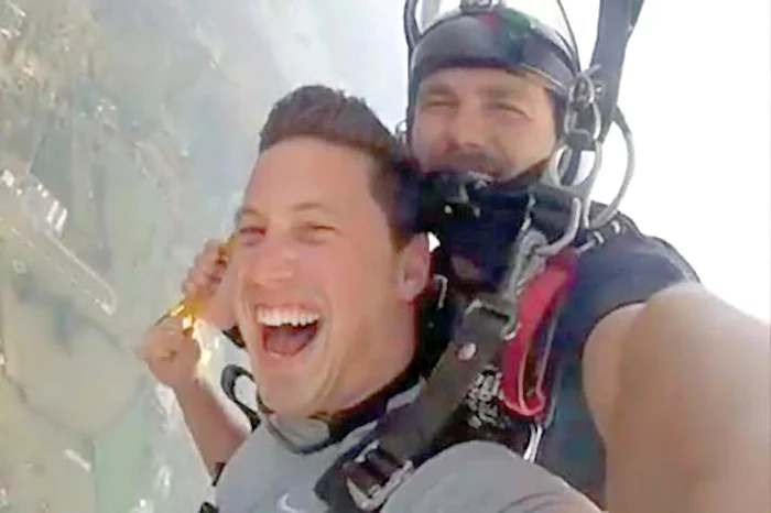 A sărit cu paraşuta