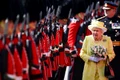 Regina Elisabeta a II-a inspectează garda de onoare în timpul ceremoniei cheilor la Palatul Holyroodhouse în Edinburgh Scoţia FOTO Guliver / Getty Images /  Jeff J Mitchell