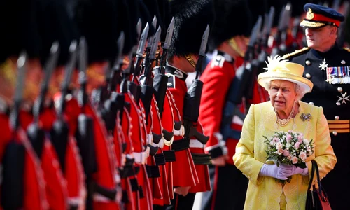 Regina Elisabeta a II-a inspectează garda de onoare în timpul ceremoniei cheilor la Palatul Holyroodhouse în Edinburgh Scoţia FOTO Guliver / Getty Images /  Jeff J Mitchell