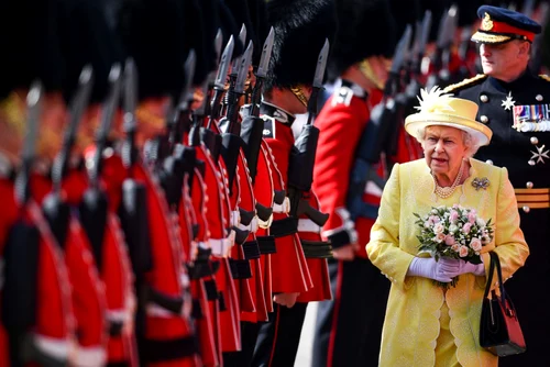 Regina Elisabeta a II-a inspectează garda de onoare în timpul ceremoniei cheilor la Palatul Holyroodhouse în Edinburgh Scoţia FOTO Guliver / Getty Images /  Jeff J Mitchell