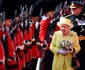 Regina Elisabeta a II-a inspectează garda de onoare în timpul ceremoniei cheilor la Palatul Holyroodhouse în Edinburgh Scoţia FOTO Guliver / Getty Images /  Jeff J Mitchell