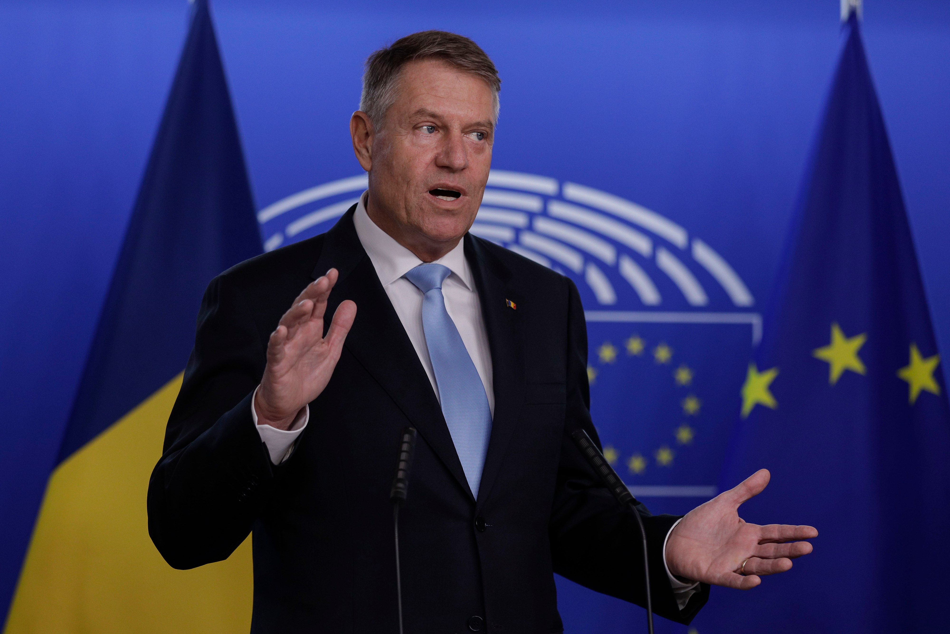 Răspunsul dezarmant al președintelui Iohannis la întrebarea de ce a cheltuit România mai puțini bani decât trebuia pentru apărare Răspunsul dezarmant al președintelui Iohannis la întrebarea de ce a cheltuit România mai puțini bani decât trebuia pentru apărare