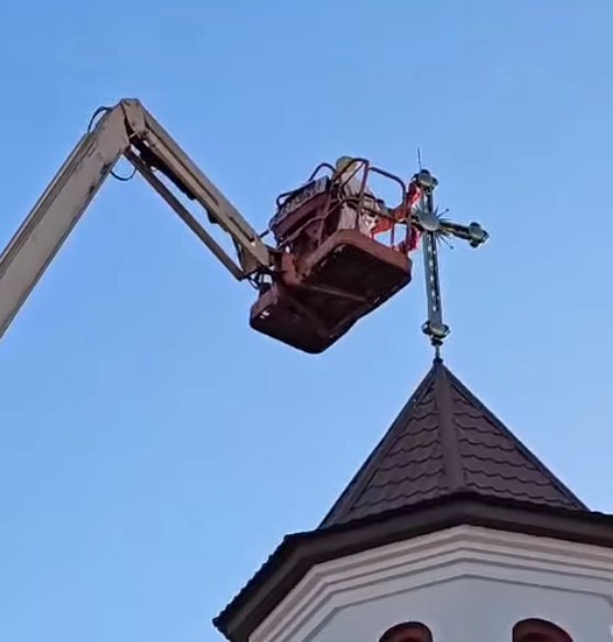 Spectacol cu Arhiepiscopul Teodosie deasupra. Ce a folosit pentru a sfinți crucea de pe biserica din Agigea | VIDEO Spectacol cu Arhiepiscopul Teodosie deasupra. Ce a folosit pentru a sfinți crucea de pe biserica din Agigea | VIDEO