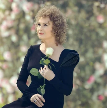 Angela Similea in negru