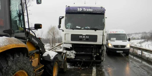 Accident frontal cu un TIR şi circulaţie îngreuiată mai multe ore pe DN 58 între Reşiţa şi Caransebeş