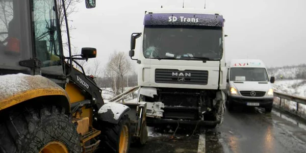 Accident frontal cu un TIR şi circulaţie îngreuiată mai multe ore pe DN 58 între Reşiţa şi Caransebeş