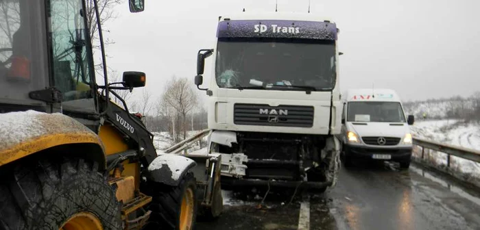 Două TIR-uri s-au ciocnit pe DN7. FOTO Adevărul Arhivă