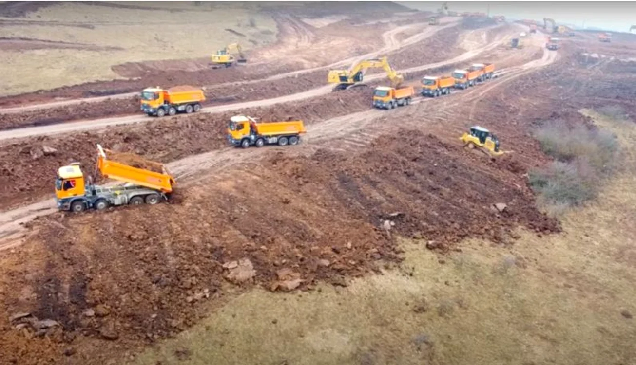 Zeci de utilaje au luat cu asalt şantierul autostrăzii. FOTO Captură video